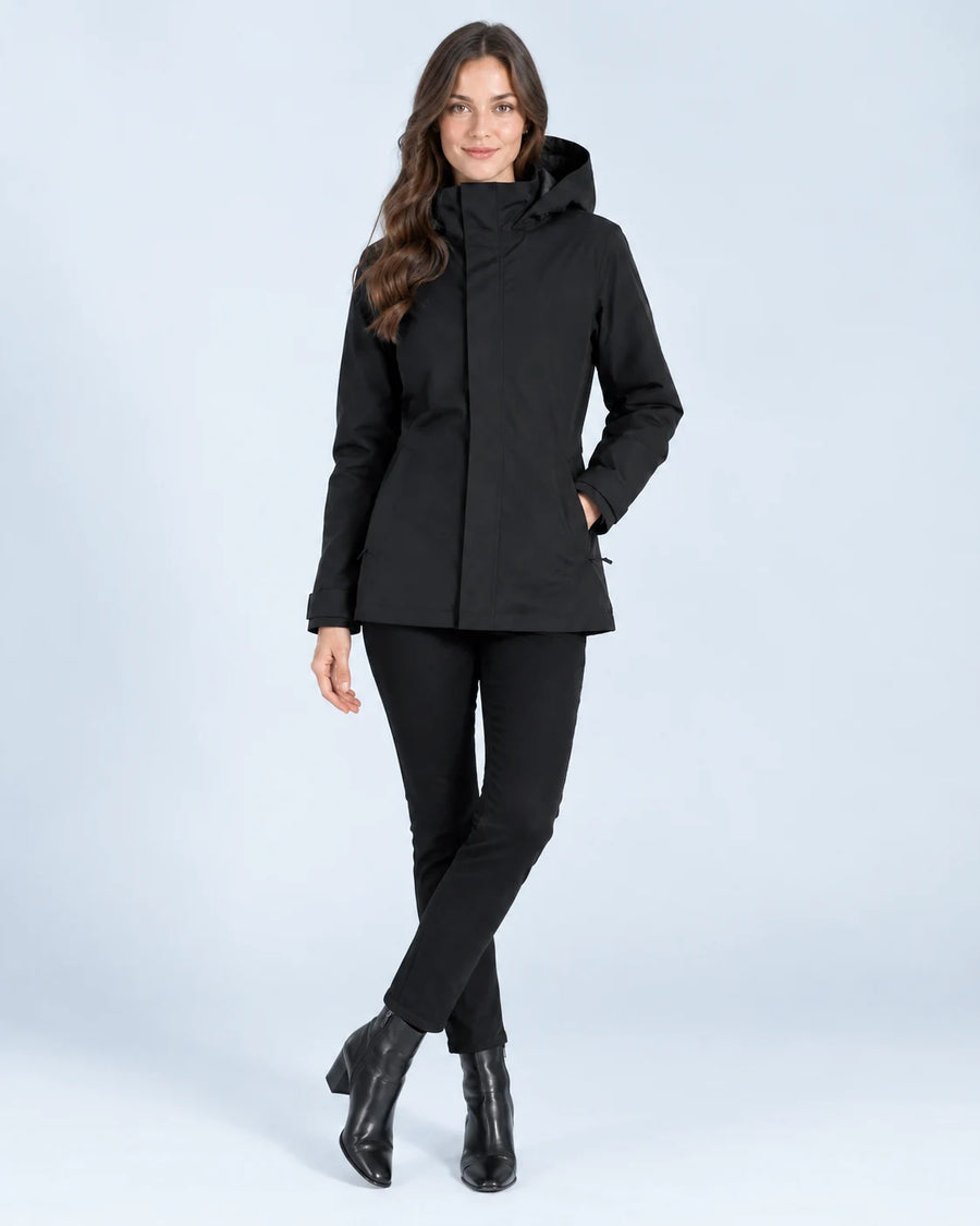 Femme portant la veste imperméable noire