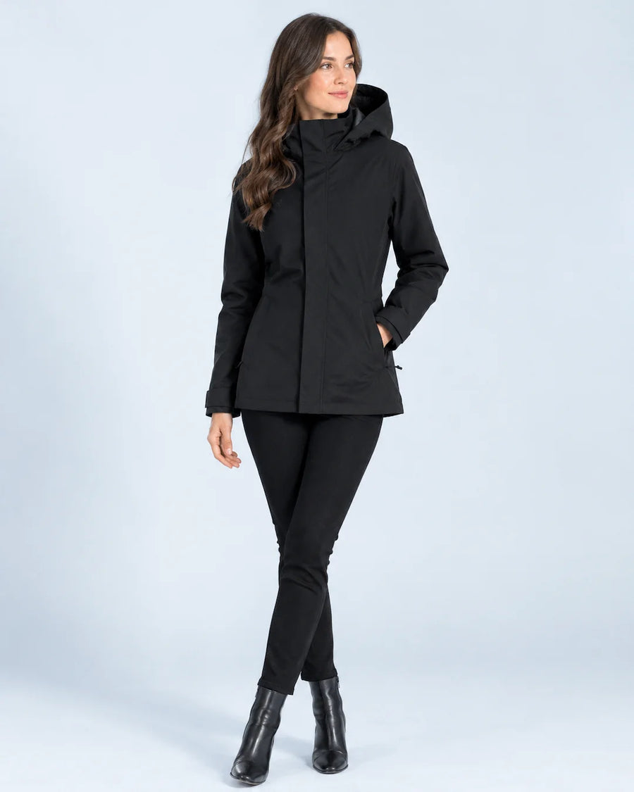 Femme portant la veste imperméable 3 en 1 noire