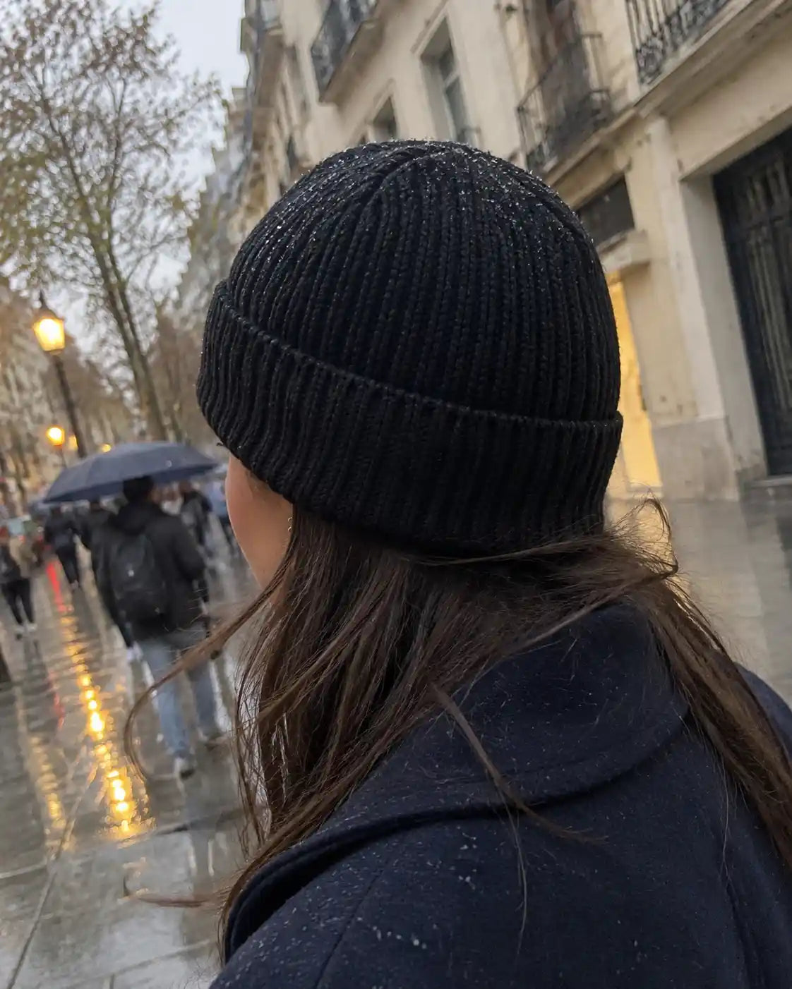 Bonnet imperméable sous la pluie en ville