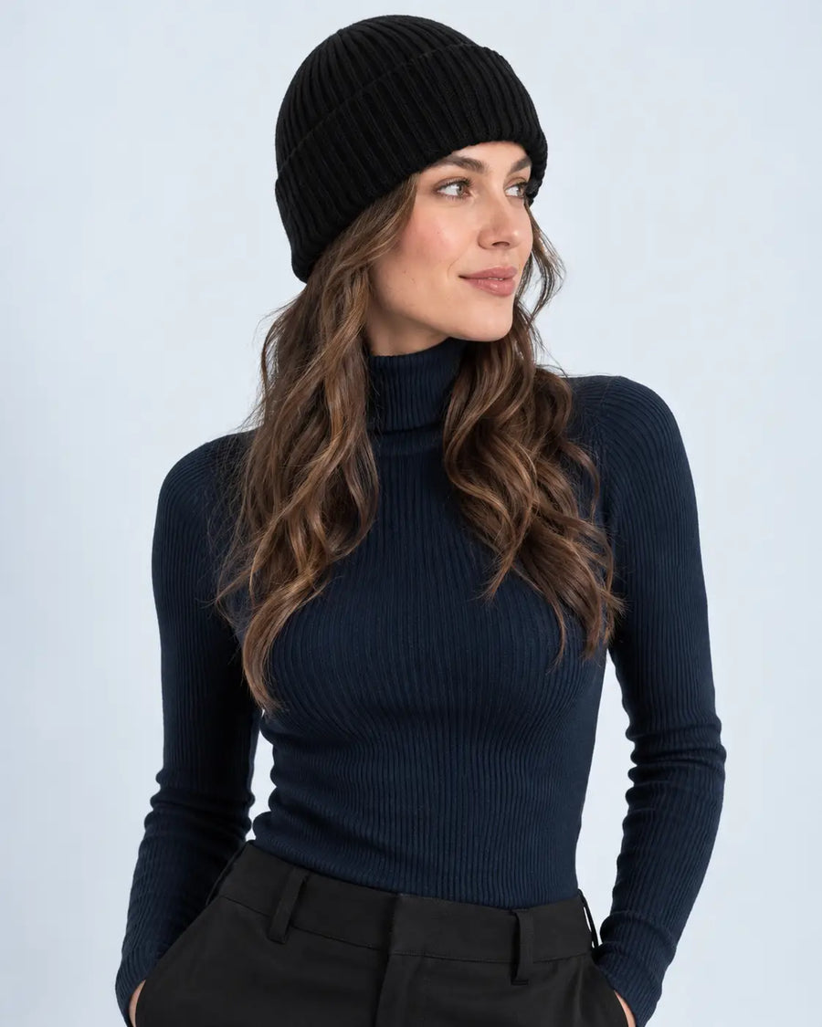 Femme portant le bonnet en mérinos noir